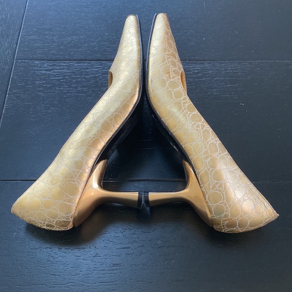 Timothy Hitsman VTG Gold Embossed Heels. Size 6 Medium - Picture 7 of 10